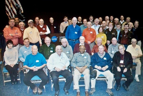 Una fotografía de una reunion de jubilados de la NASA.