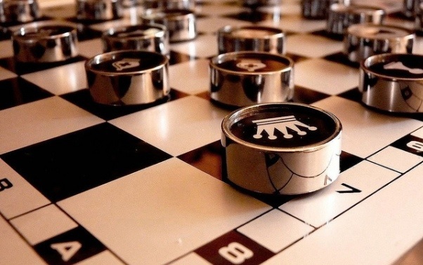 Una fotografía de un tablero de ajedrez en el que el rey ocupa la posicion A-7.