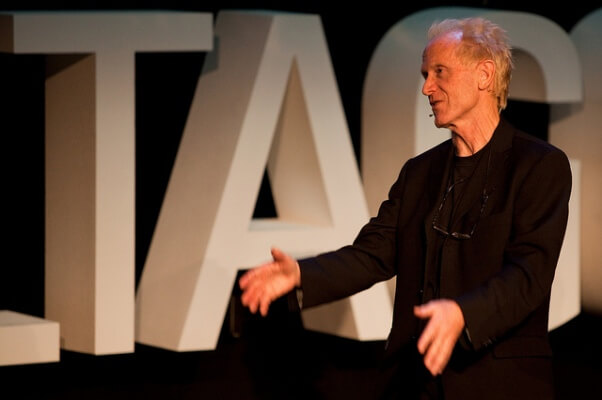 Una fotografía de Richard St. John, durante una de sus charlas sobre los 8 secretos sobre como tener exito, en un evento de TED Talks en Gulltaggen.