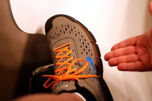 Un primer plano de los cordones anudados de unas zapatillas de deporte, en referencia al vídeo de Terry Moore sobre cómo atarse los zapatos, y al tema del post de que siempre hay algo que aprender.