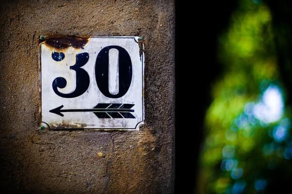 Una placa en una pared, con el número 30.