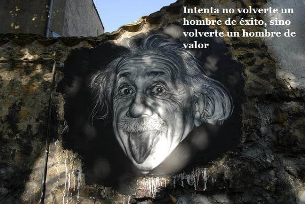 Un retrato de Albert Einstein sacando la lengua, sobre un viejo muro.
