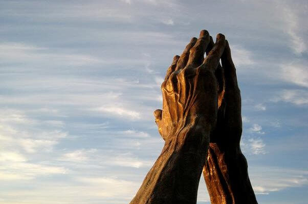 Unas manos de bronce colocadas como si estuvieran rezando. De alguna forma parecen querer enseñarnos como recuperar la confianza.
