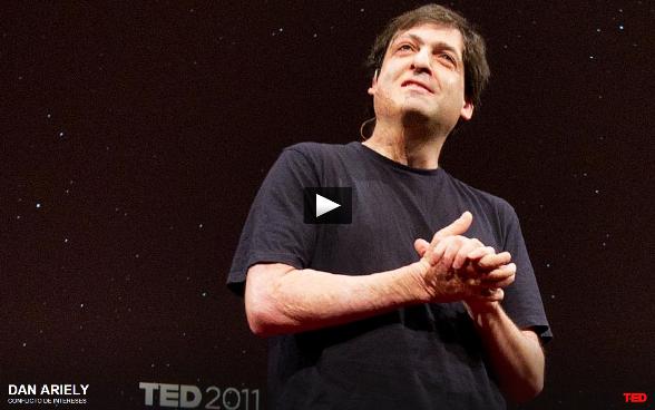 Una fotografía de Dan Ariely, en la conferencia TED 2011 sobre los conflictos de intereses.