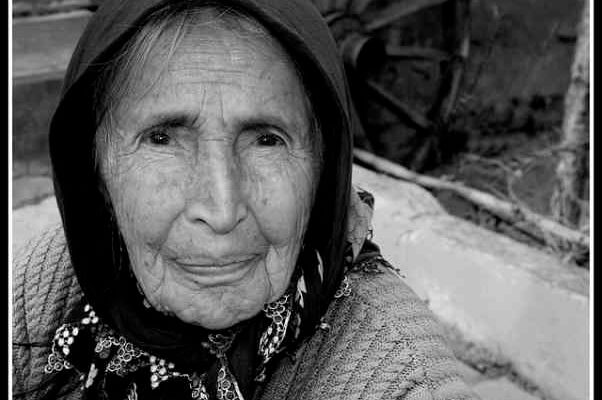 Una fotografía en blanco y negro de una de esas personas que quizás no hayan tenido la ocasión de ir a la escuela, pero que disponen de una buena educación emocional. Una abuela.
