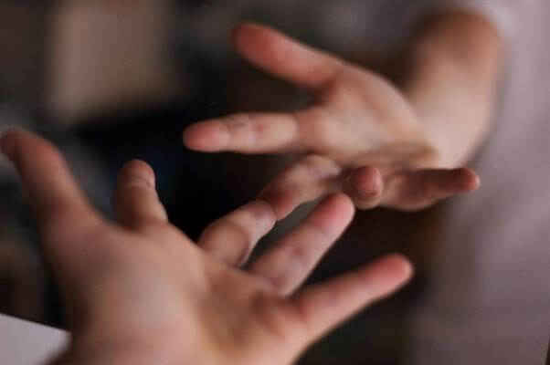 Dos manos abietas hacia arriba ofreciendose su ayuda mutuamente, como una muestra de que ayudar puede fortalecer tu liderazgo.