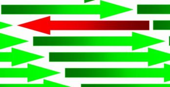 Multitud de flechas verdes que se dirigen hacia la derecha, y una sola flecha roja que se dirige a la izquierda