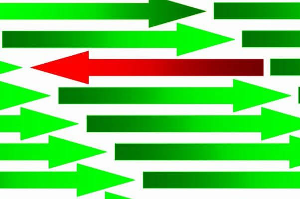 Multitud de flechas verdes que se dirigen hacia la derecha, y una sola flecha roja que se dirige a la izquierda
