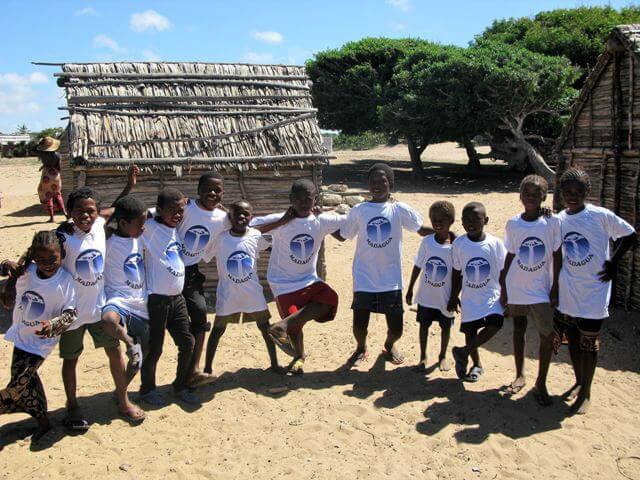 Un grupo de niños de Tsihombre vestidos con camisetas del proyecto MADAGUA, que trata de llevar agua potable a distintas poblaciones de la región de Androy.