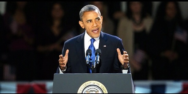 Imagen, de Barack Obama, dando un discurso ante una multitud.