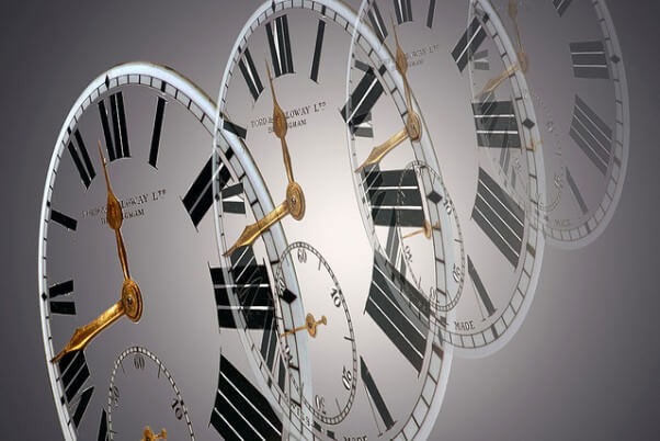 Una fotografía en la que se pueden ver varias imagenes superpuestas de las agujas, y el dial, de un reloj semitransparente. De alguna manera he querido representan la gestión del tiempo, como una forma de ir adecuando las acciones a desarrollar con el tiempo y horario disponible.