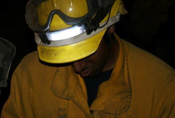 Un bombero voluntario, trabajando durante la noche.