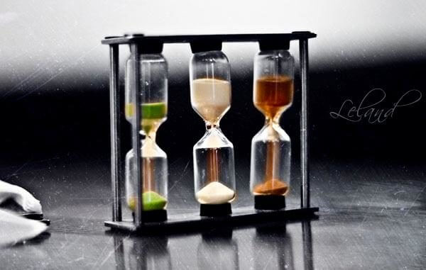 Tres relojes de arena, siendo ésta de diferentes colores dependiendo del reloj, verde, blanca y marrón.